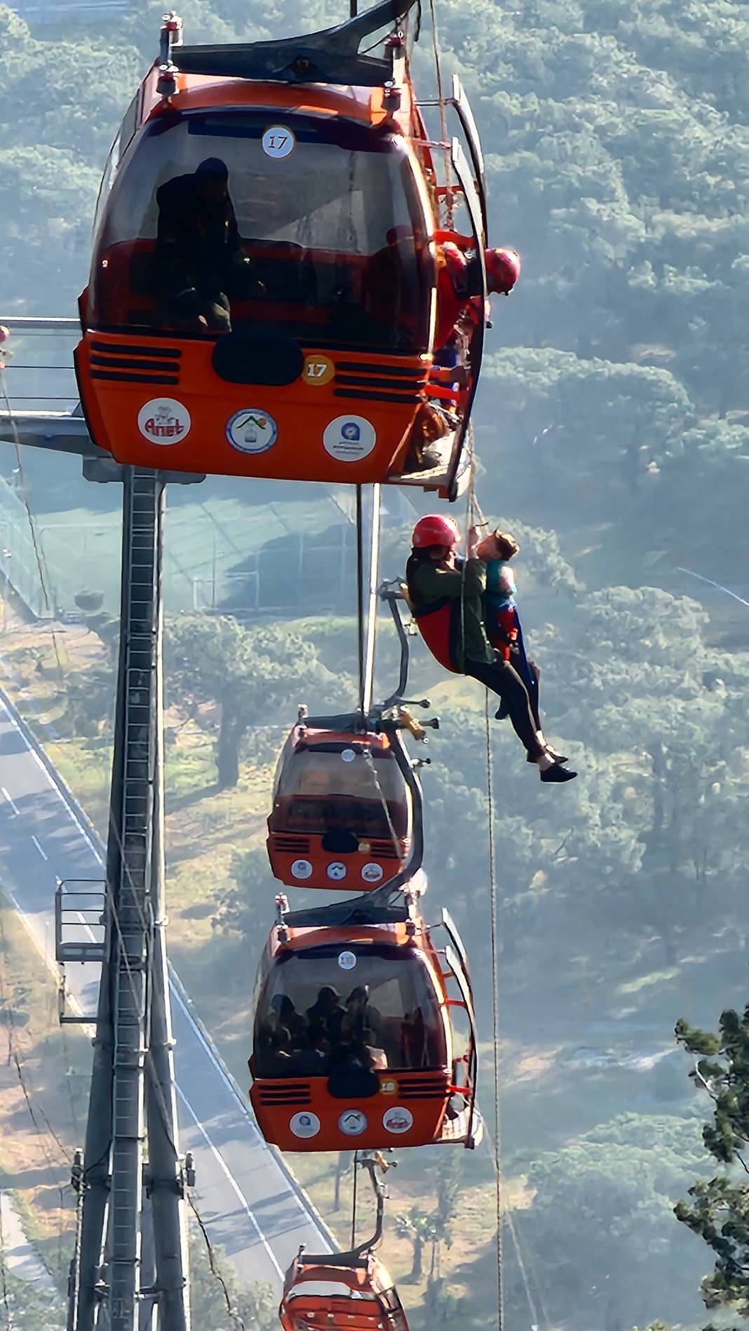 Antalya'daki Teleferik Kazasından Nefes Kesen Görüntüler! Beşik Gibi Sallanan Kabinlerde Metrelerce Yükseklikte Zamanla Yarış 7